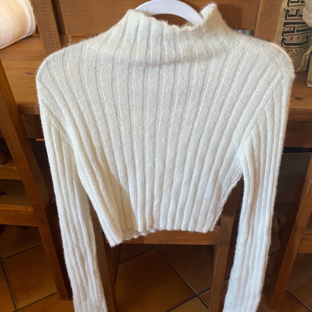 Super cute cropped sweater